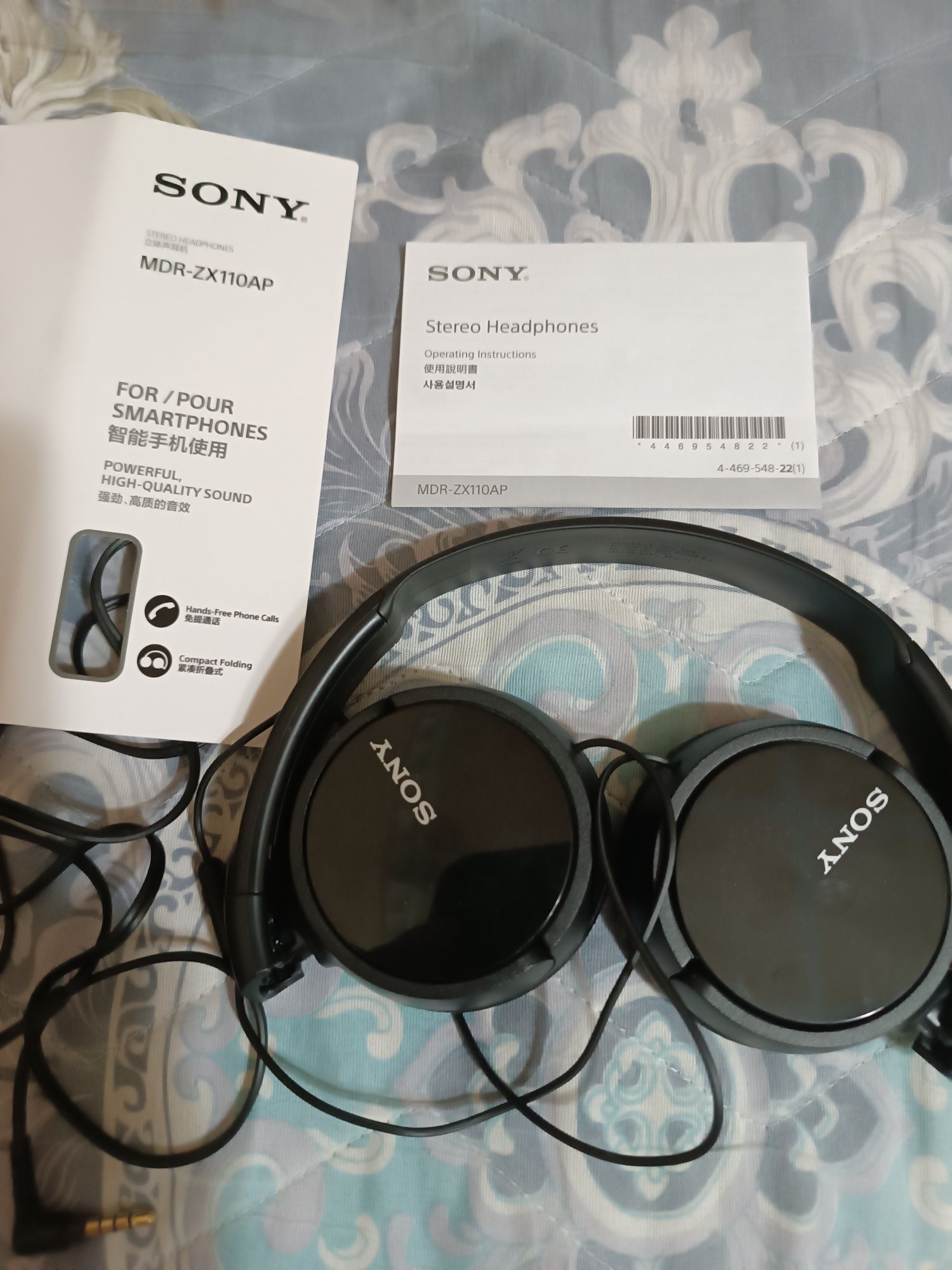 Наушники SONY и фотоаппарат CANON