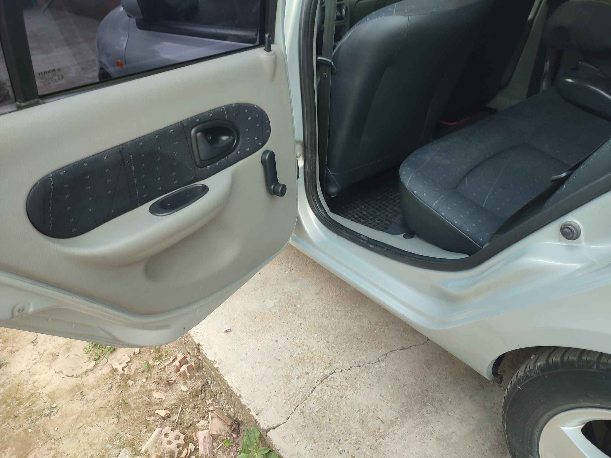 Vând Renault Clio