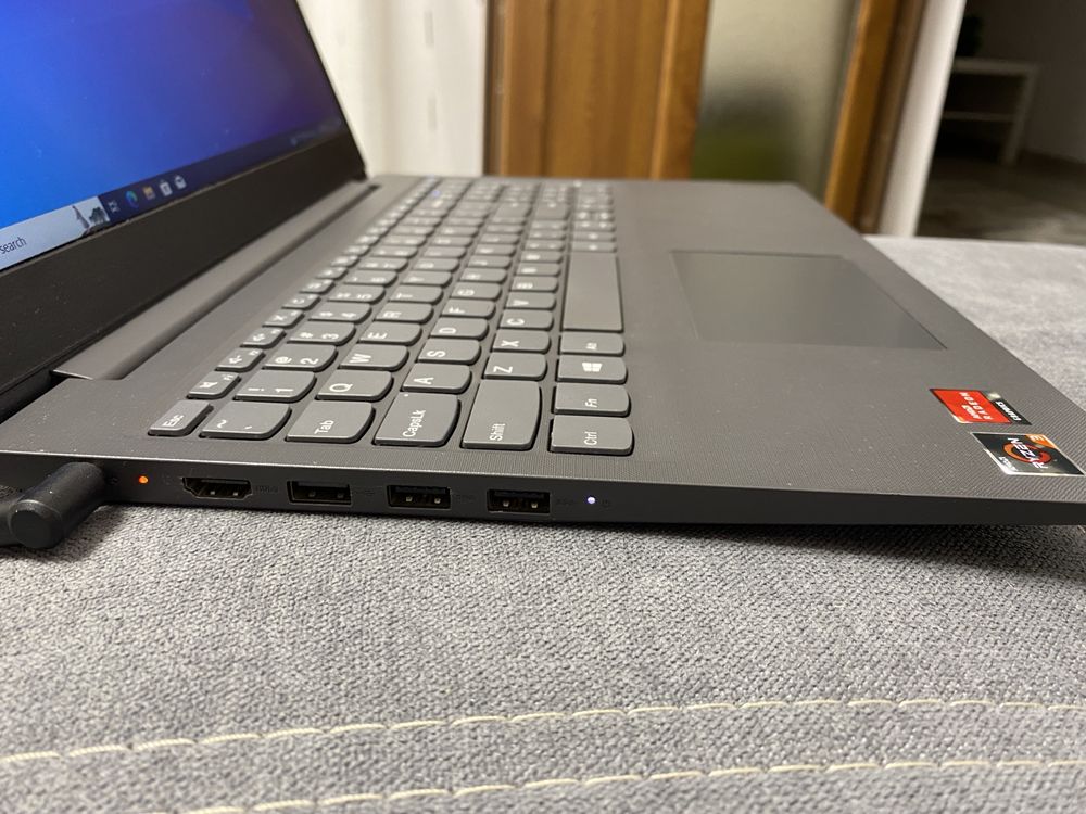 Laptop Lenovo+geantă pentru laptop!!