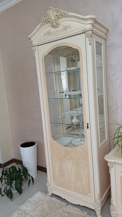 Продаем две шкаф-витрин и ТВ тумбу