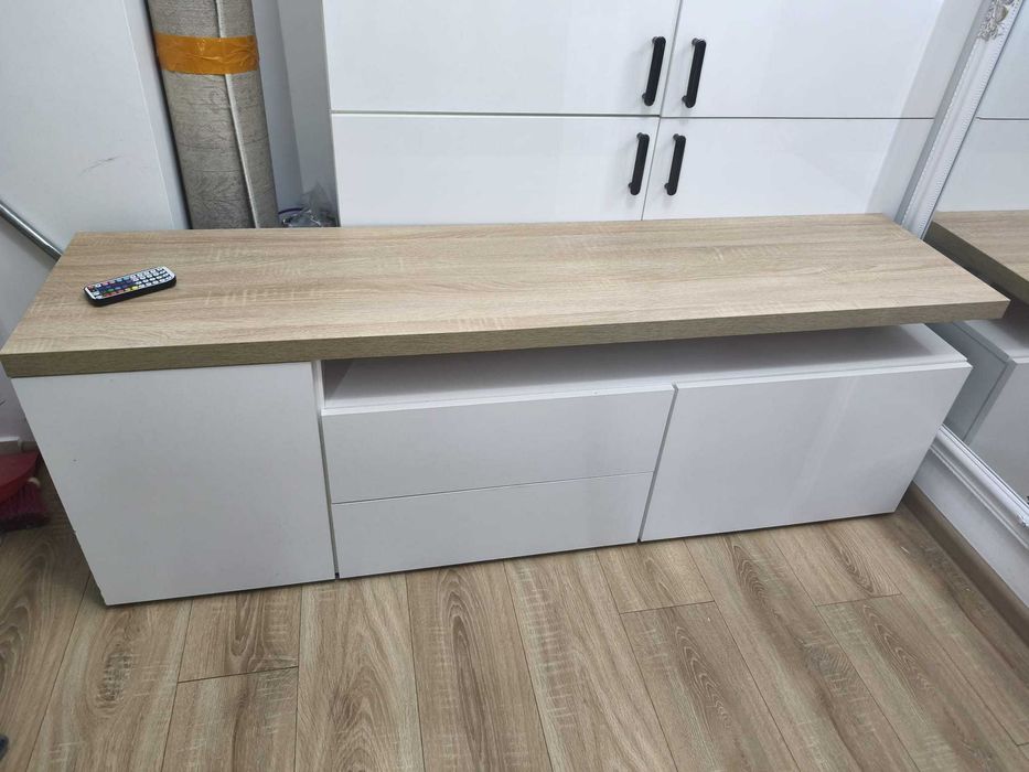 Vând comoda in stare foarte buna