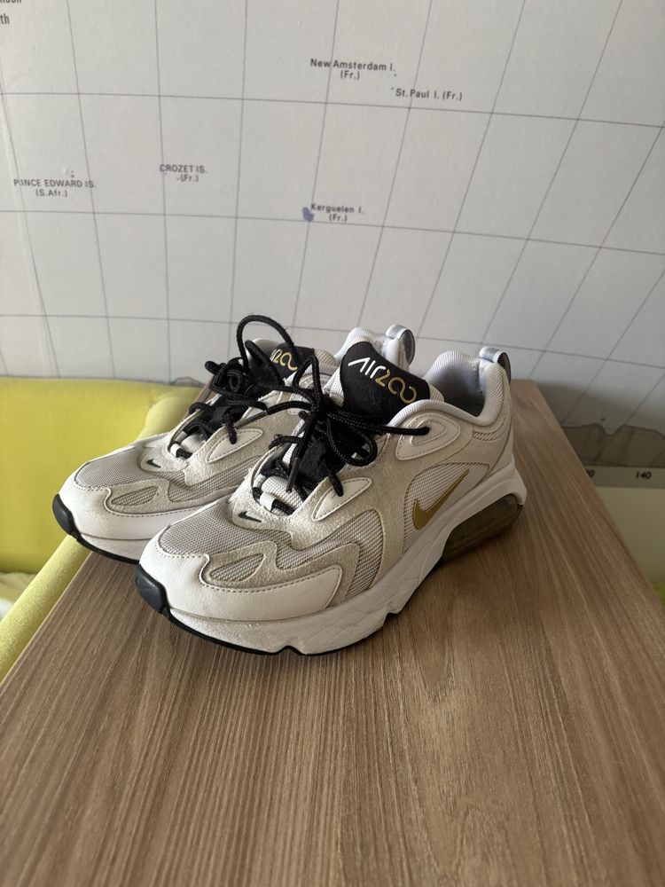 Маратонки Nike.