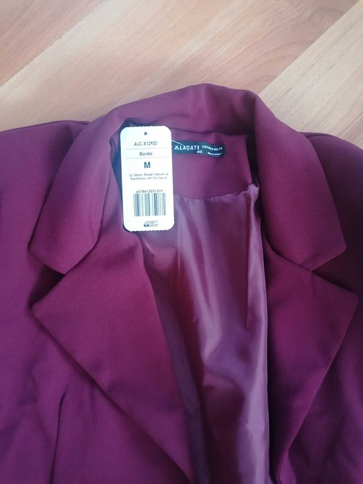 Нов дамски костюм, М размер цвят бордо.