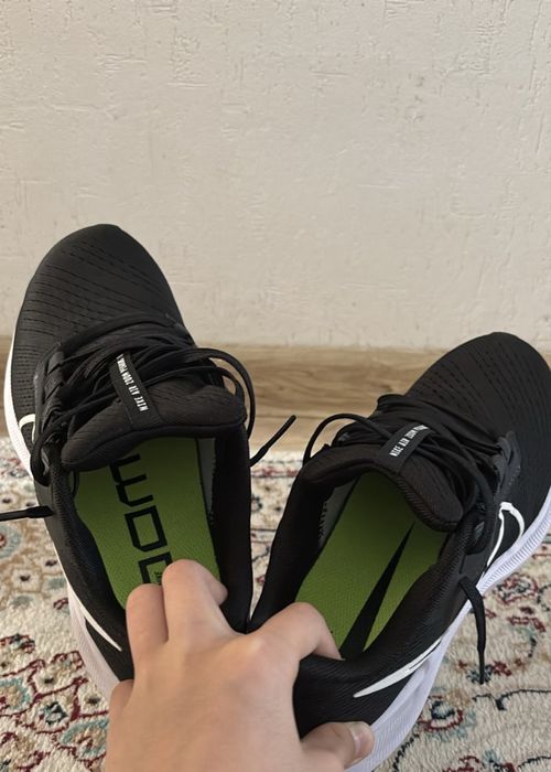 Продам оригинальнве кроссовки