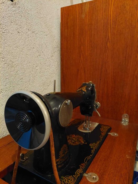 Крачна шевна машина Singer - шкаф