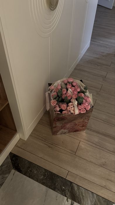 Пионовидные розы в коробке