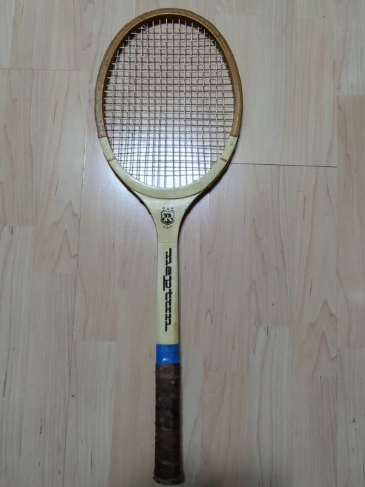 Rachetă de tenis Neptun vintage, din lemn, fabricată de Reghin 1970