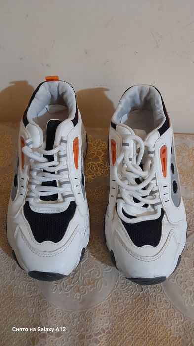 Продается детская обувь.