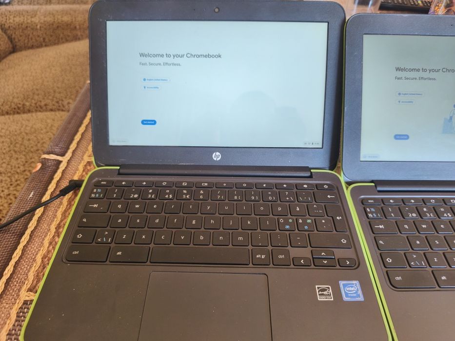 Продават се  два лаптопа hp crome Os +  Към тях Палмър банк 30000