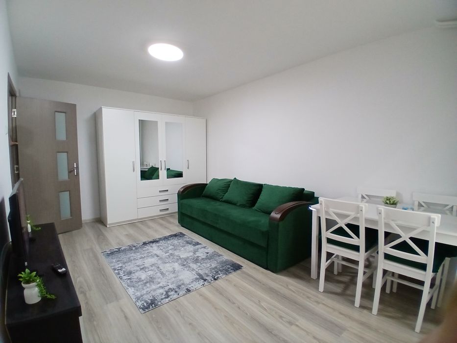 Închiriez garsoniera  str. Democrației