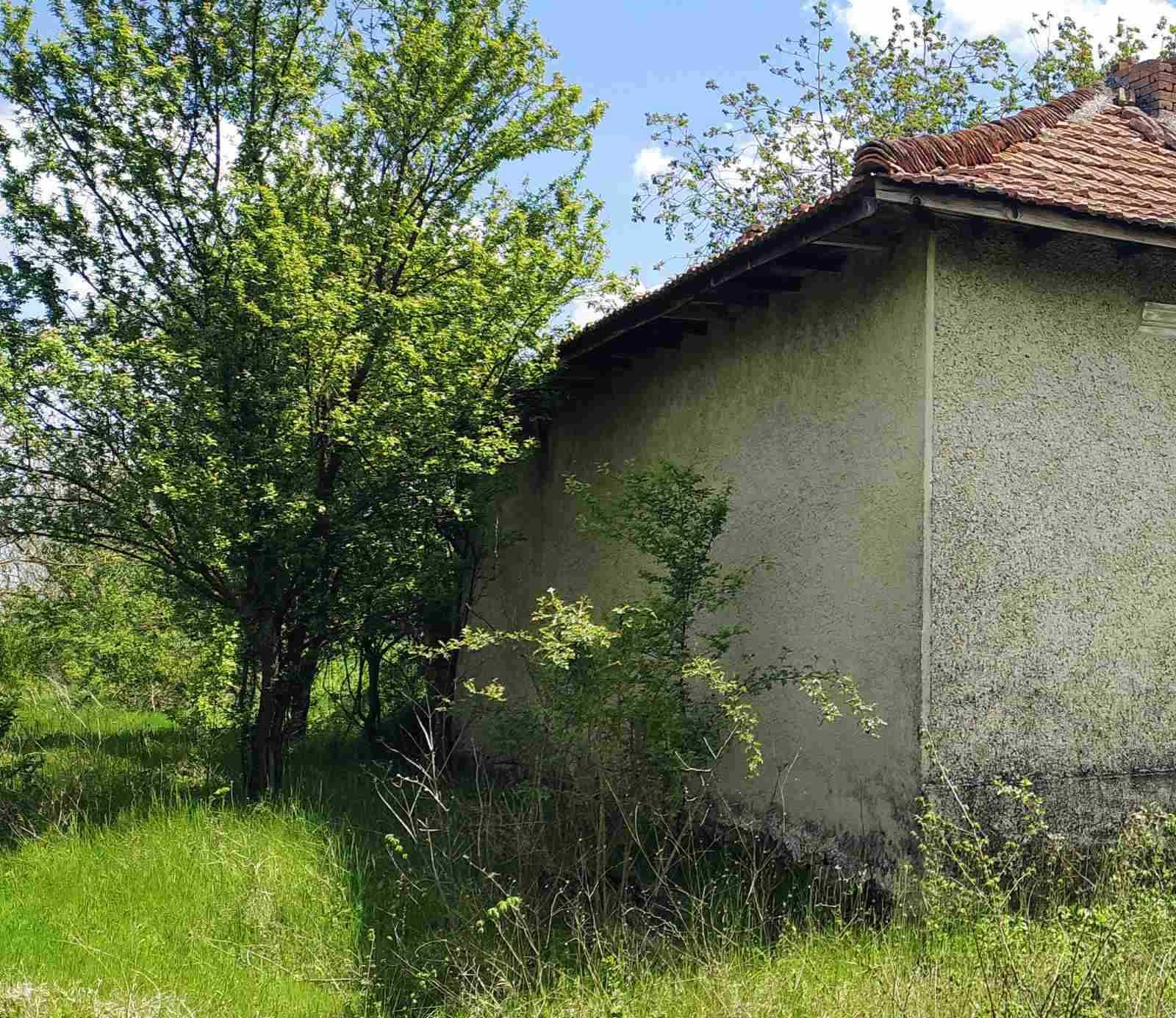 Продава стара къща с дворно място