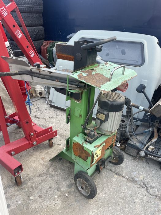 Хидравлична машина за цепене на дърва