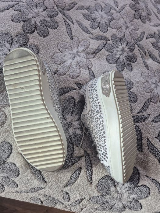 Бели кецове с камъчета