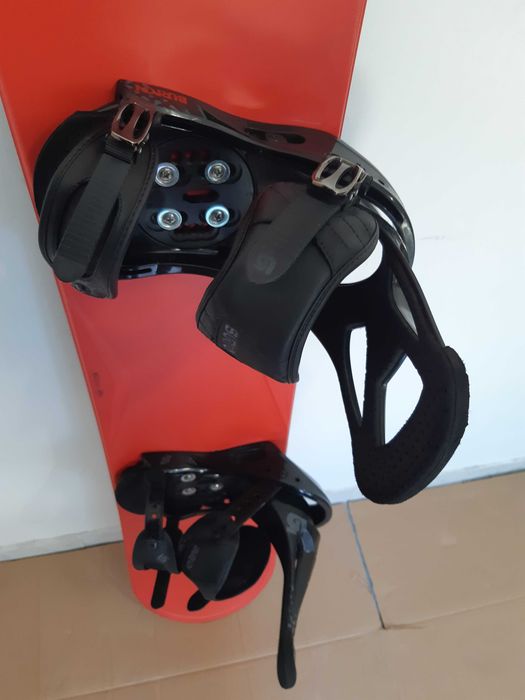 Placa snowboard 146 cm noua cu legaturi Burton noi - boots