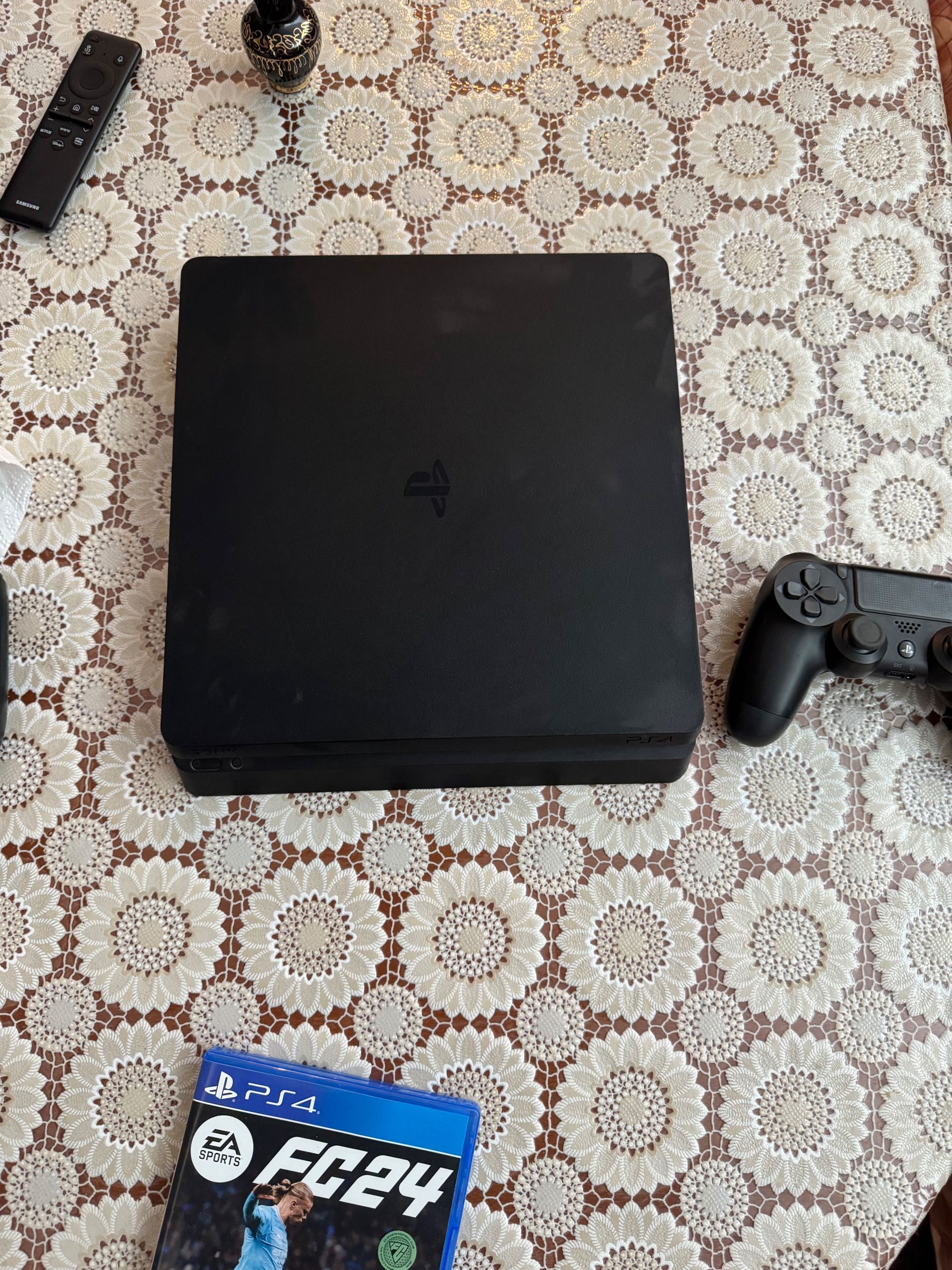 Playstation 4 slim 1TB SSD 2 джойстика+EA FC 24