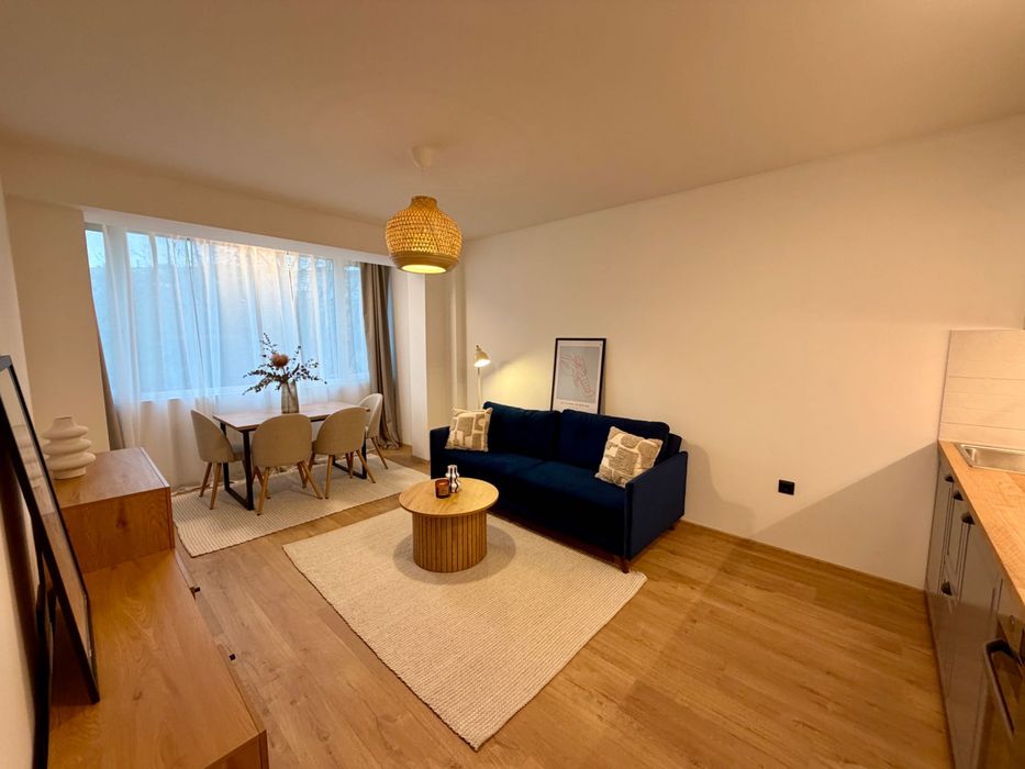 Продавам изцяло източен двустаен апартамент в кв. Младост 1, блок 70