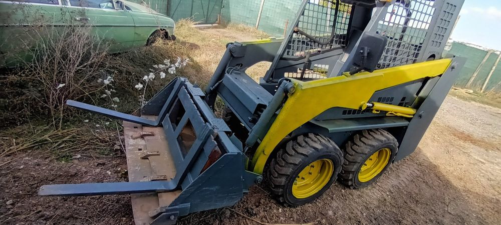 Miniincarcator bobcat fai komatsu 2100 ore cu Furci