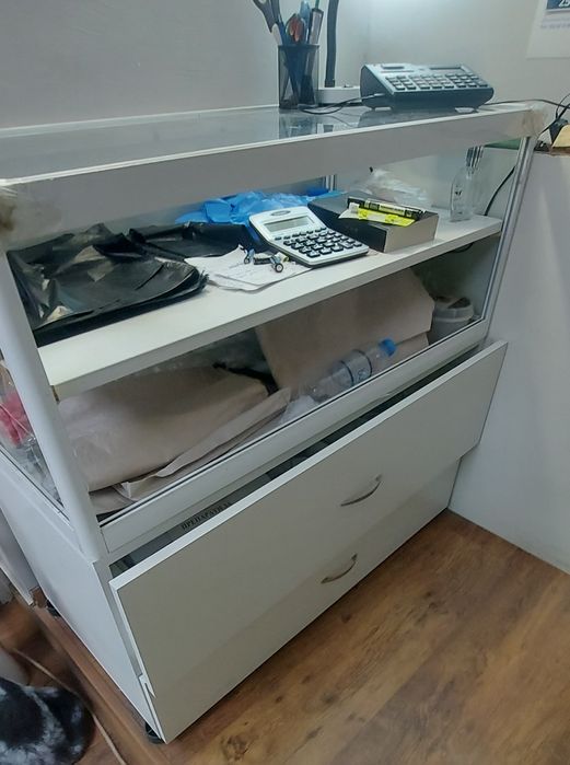 Бюро с витрина за магазин,  стелаж оборудване за магазин