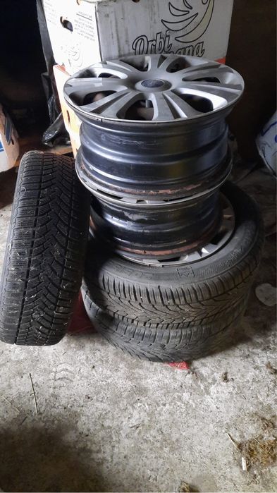 Anvelope de iarna 205/55/16 cu jante din otel