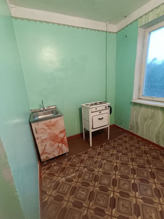 Срочно продаётся 1 ком в чирчике 3 мкн 3 этаж около пост гаи