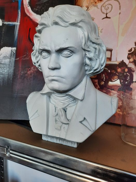 Бюст, бутилка, часовник, римски кани