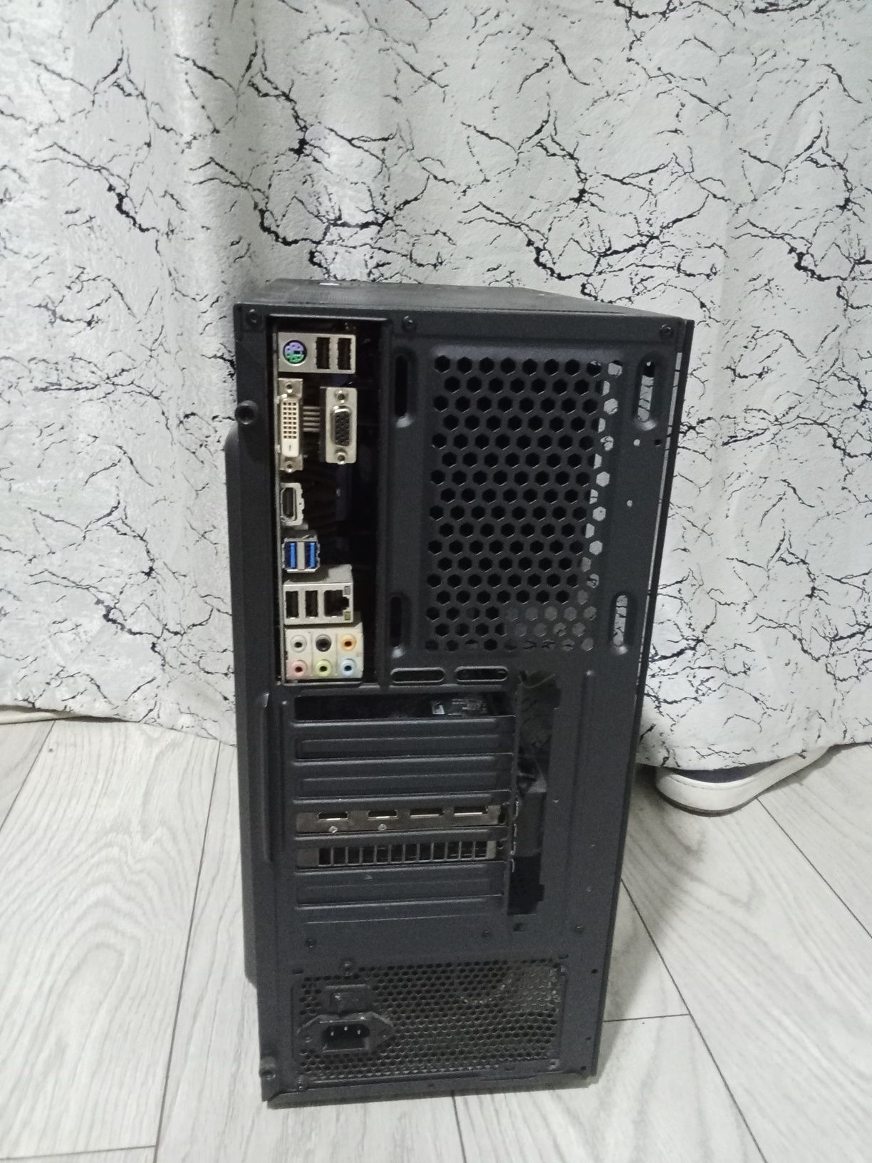 Vând calculator cu tot cu maus tastatură maus ped monitor