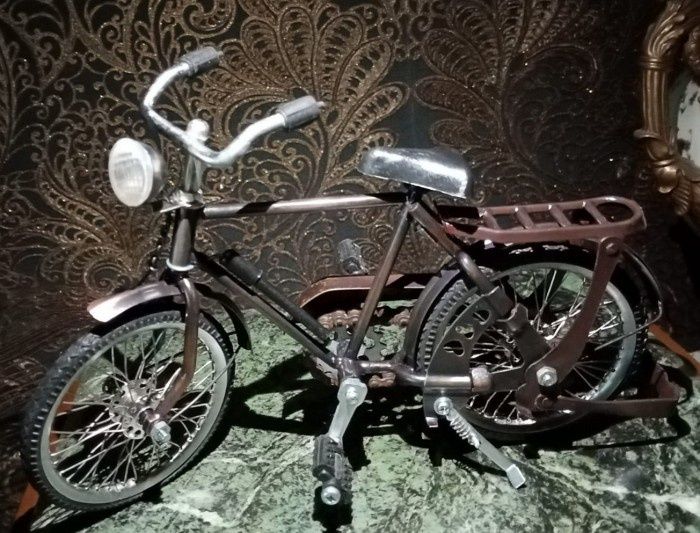 Bicicleta decorativa în miniatura confectionata in detaliu din metal