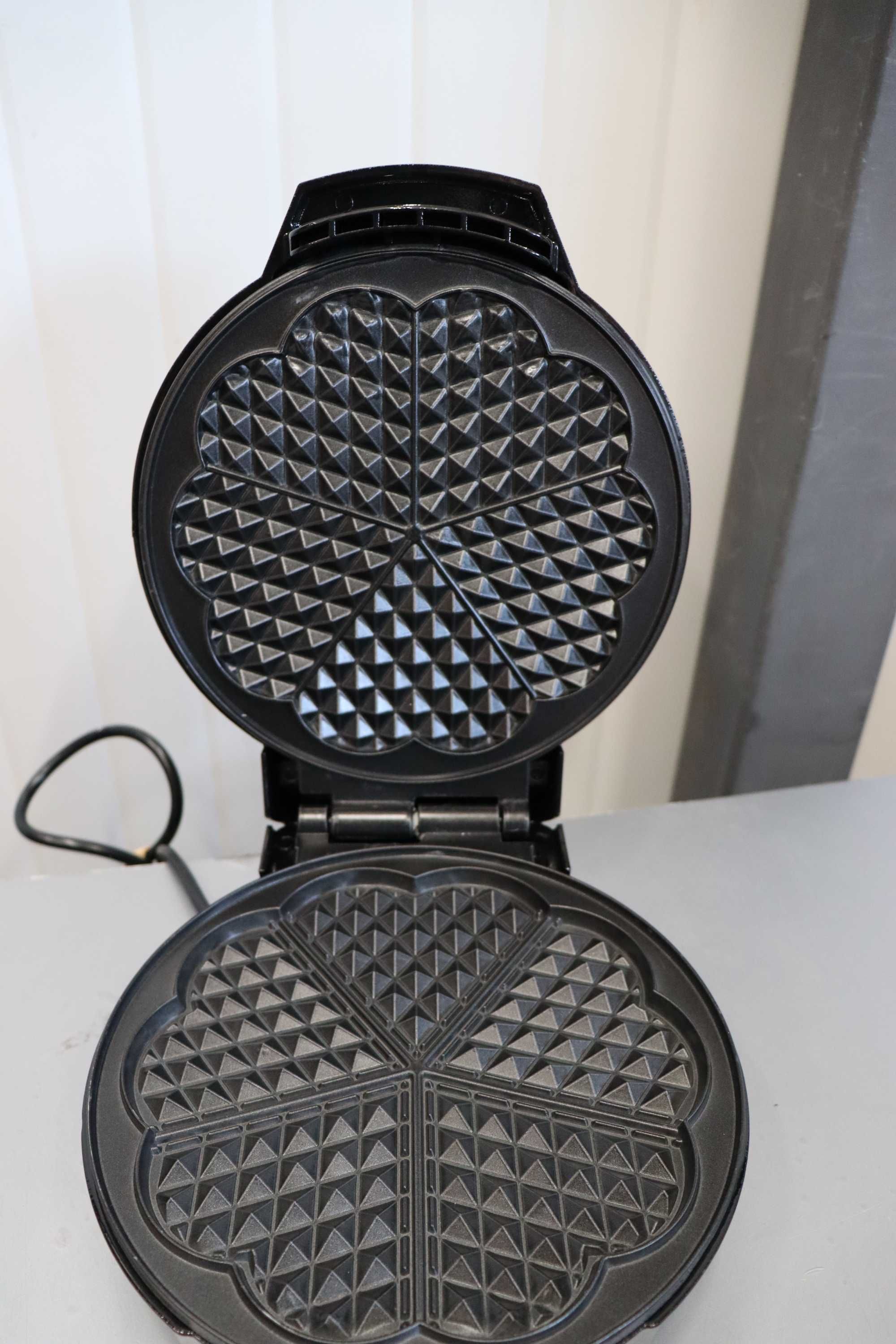 Уред за гофрети Clatronic WA 3491, 1200 W, черен, Гофретник