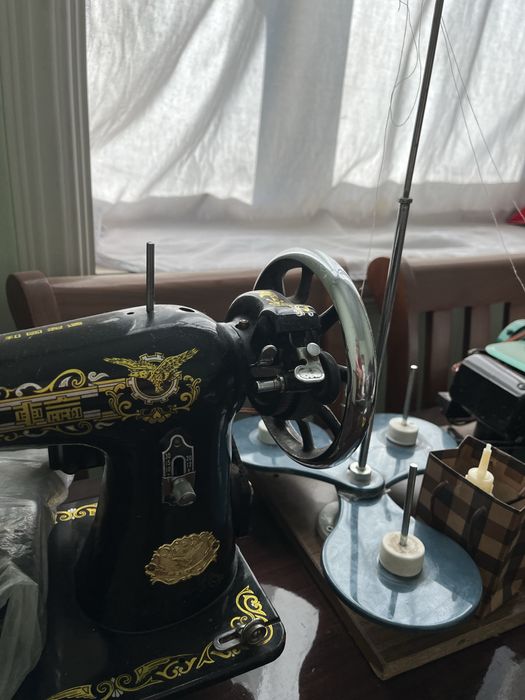 Продаю швейную машину и оверлок.