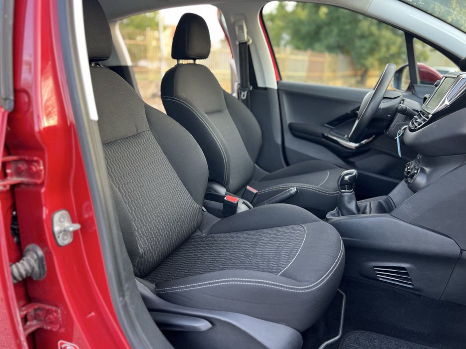 Peugeot_ 208 Face