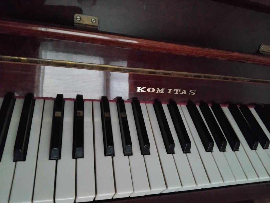 Продавам пиано "KOMITAS"