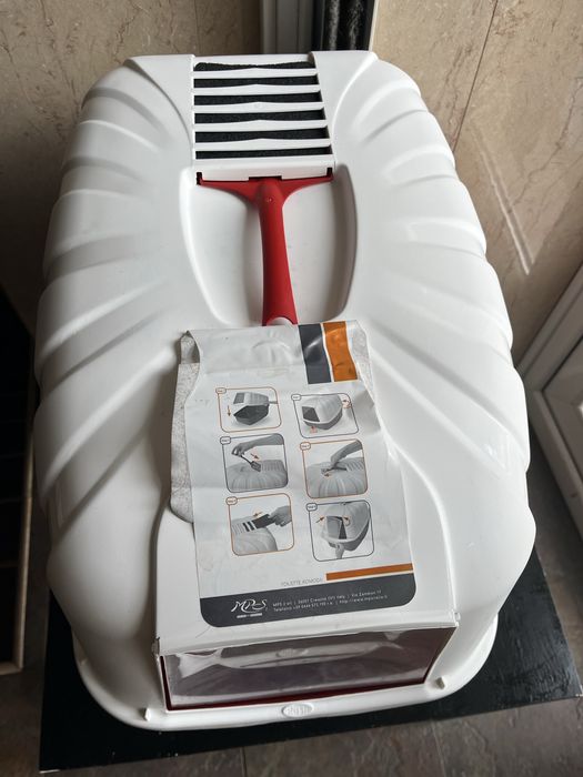 Котешка тоалетна затворена