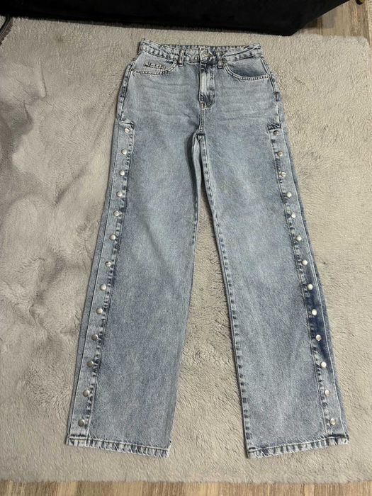 Blugi evazati cu capse noi