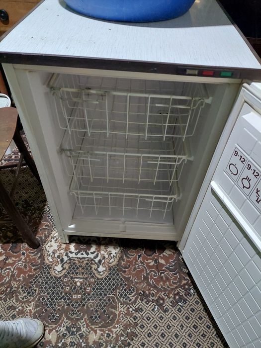 Два броя Фризери малки