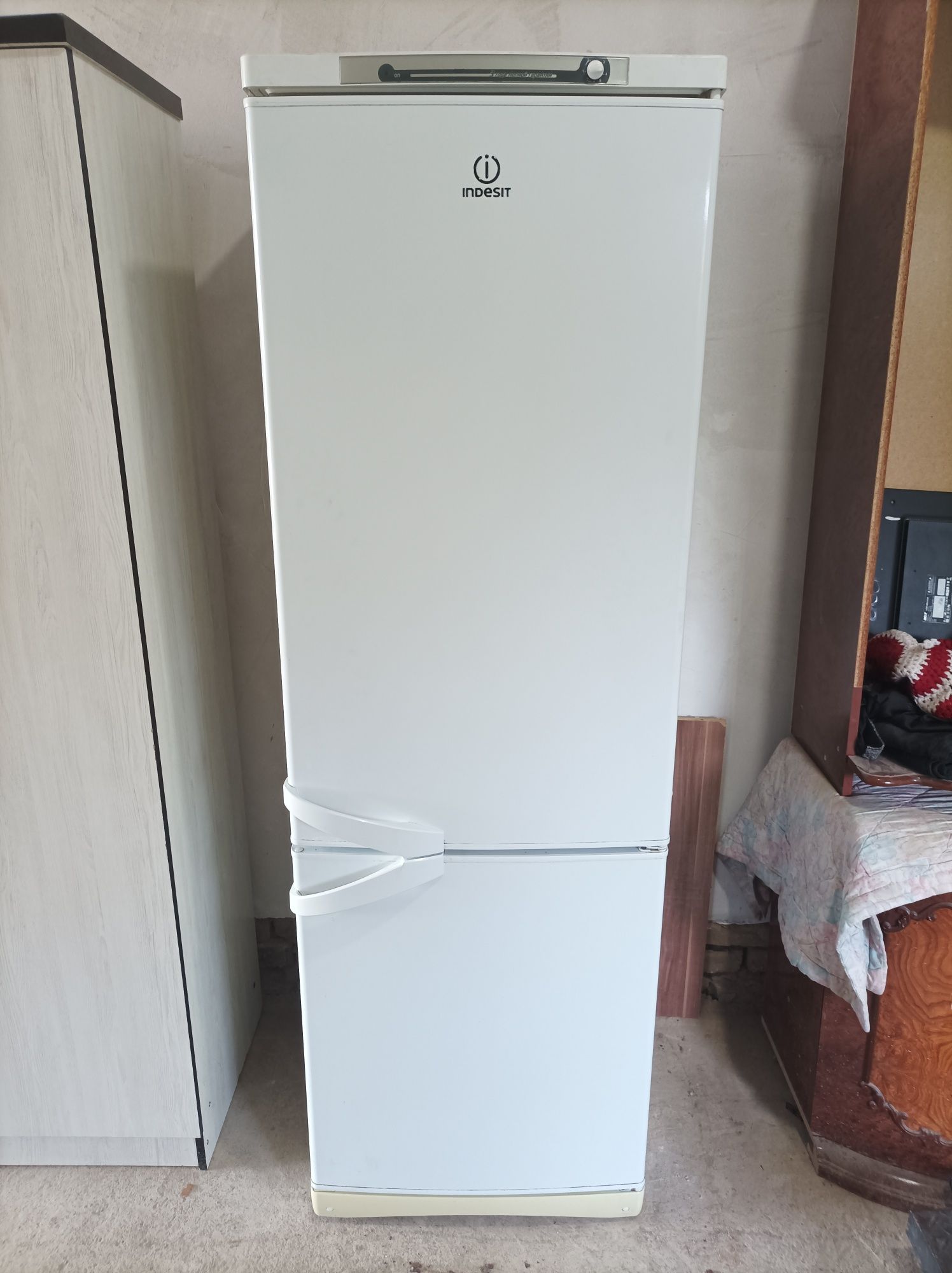 Холодильник Indesit.