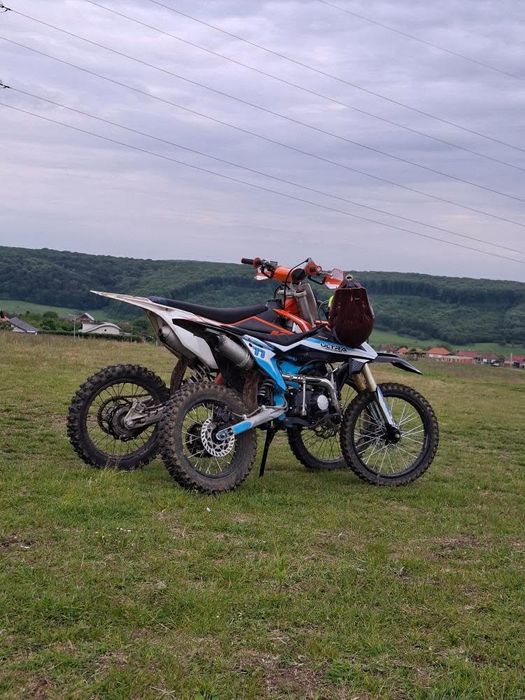 Vând sau schimb moto cross nou de 125 detalii la tel