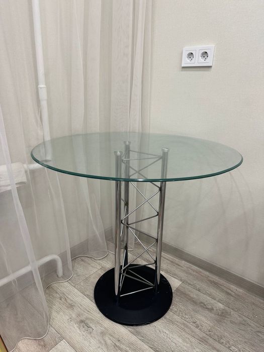 Продам стеклянный стол