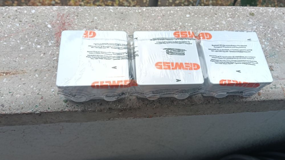 Prize intrebupatoare și carcase prize aparente și becuri led și doze