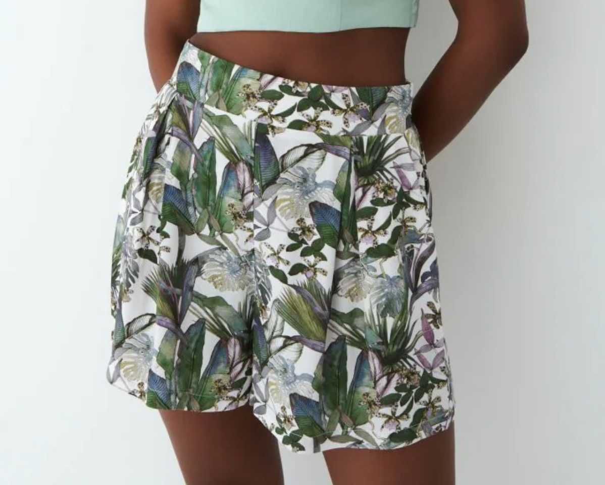 Pantaloni scurți Mohito, nou, marime 36/S, floral, cu pense