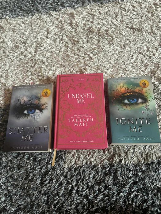 Продавам shatter me series на английски език
