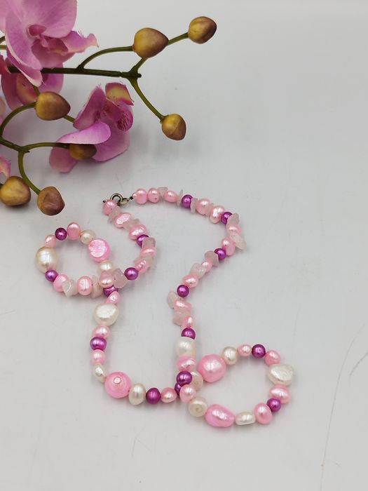 колие изработено от естествени розови и бели сладководни перли.