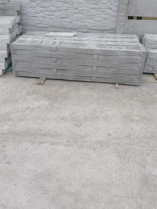 Vindem plăci și stâlpi de beton