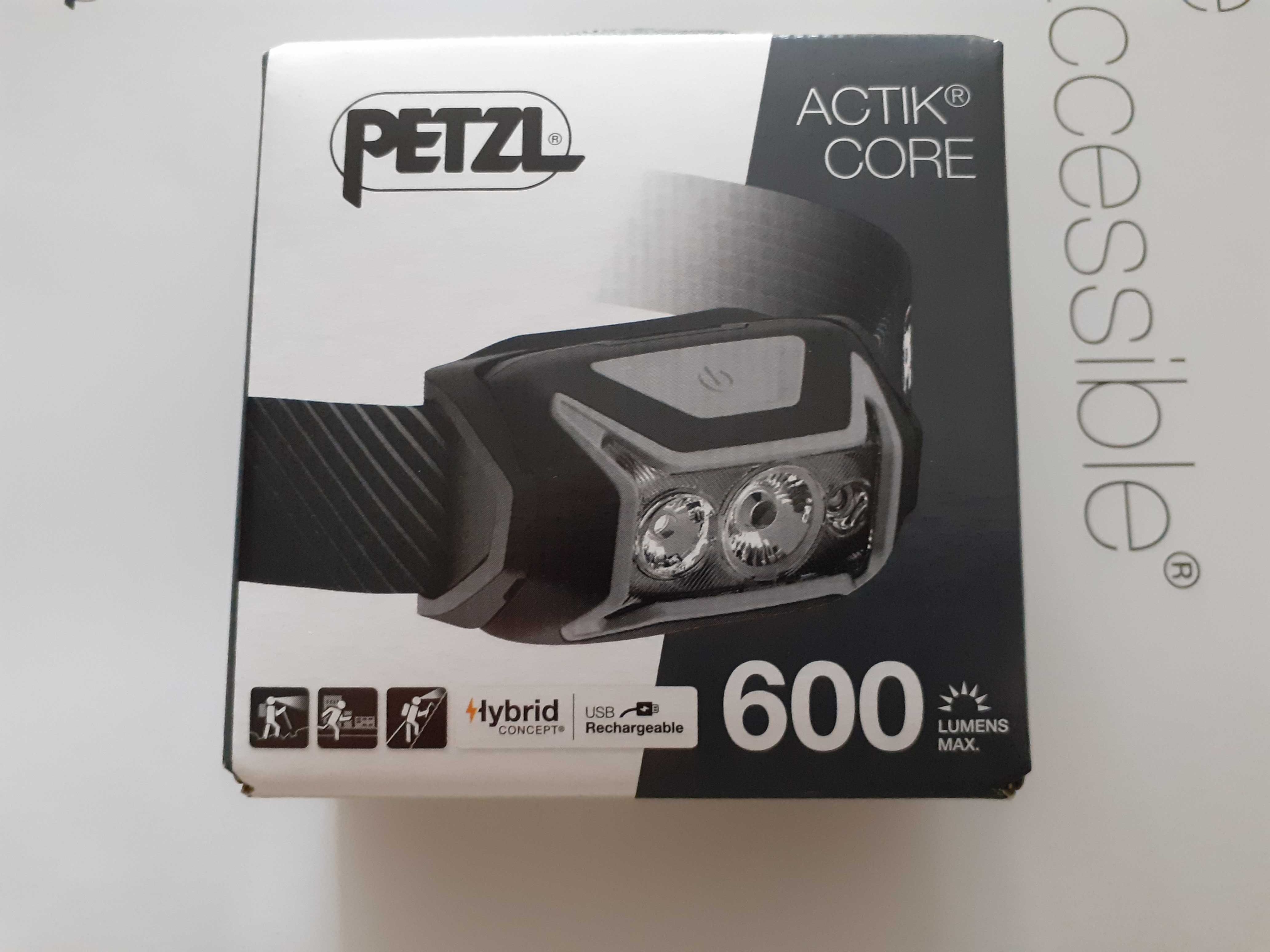 Челник не използван нов Petzl ACTIK CORE 600 зелен червен син сив