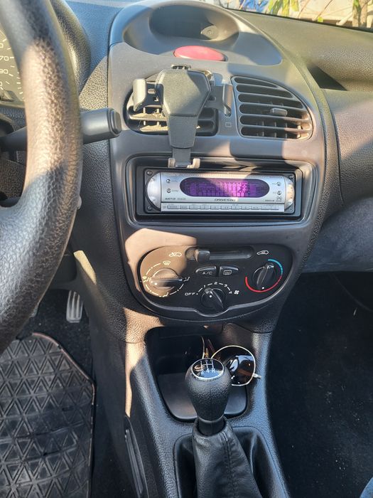 Продавам Пежо 206