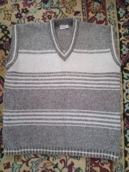 Продам шерстяную безрукавку NAGPAL 52-54 разм. Индийского производства