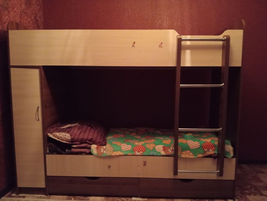 Продам двухъярусные кровати со шкафами срочно.