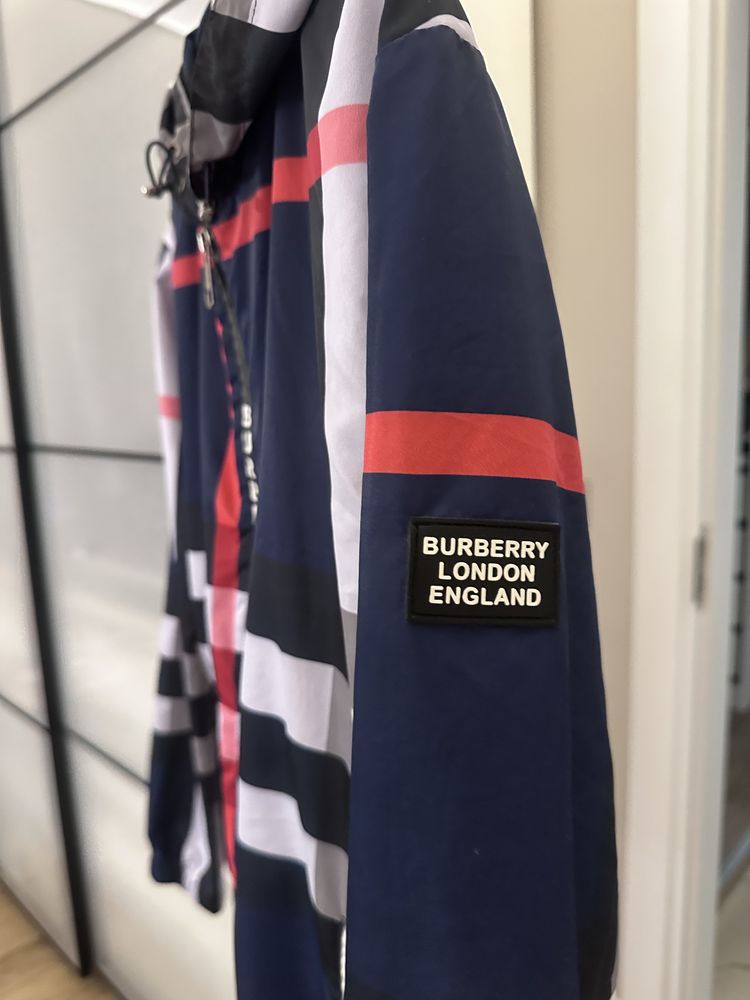 Тънко шушлеково яке Burberry