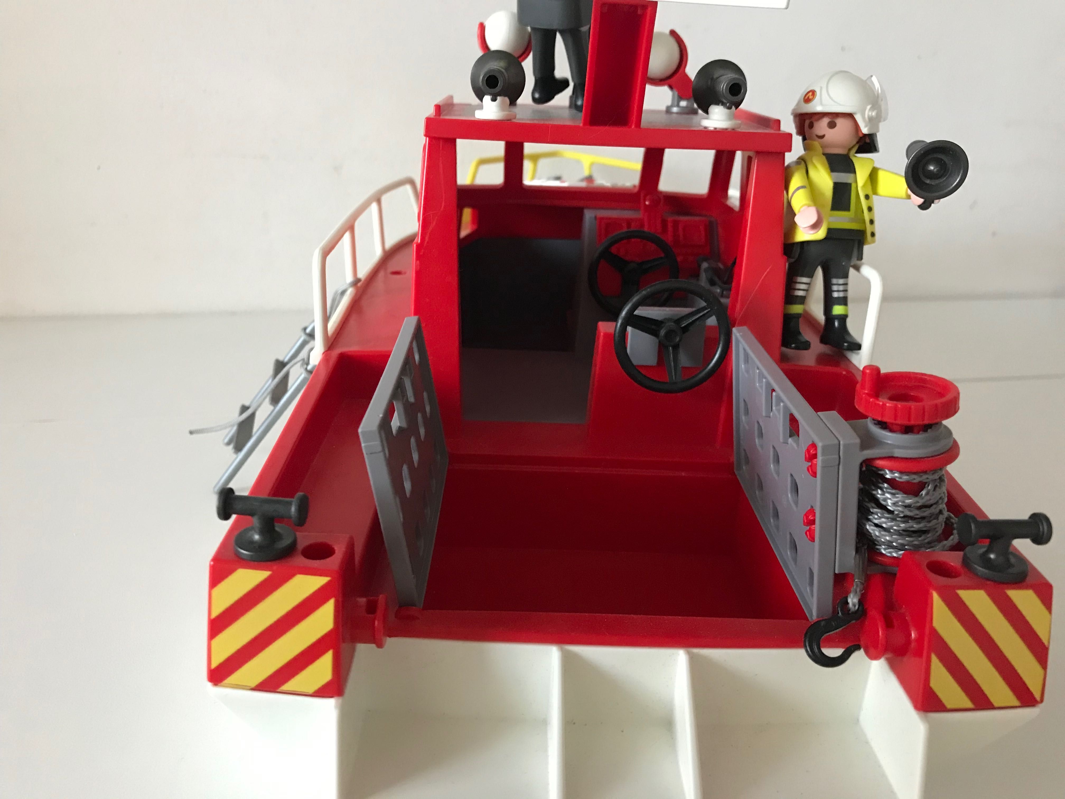Playmobil city action- barca de salvare a pompierilor cu motor 70147