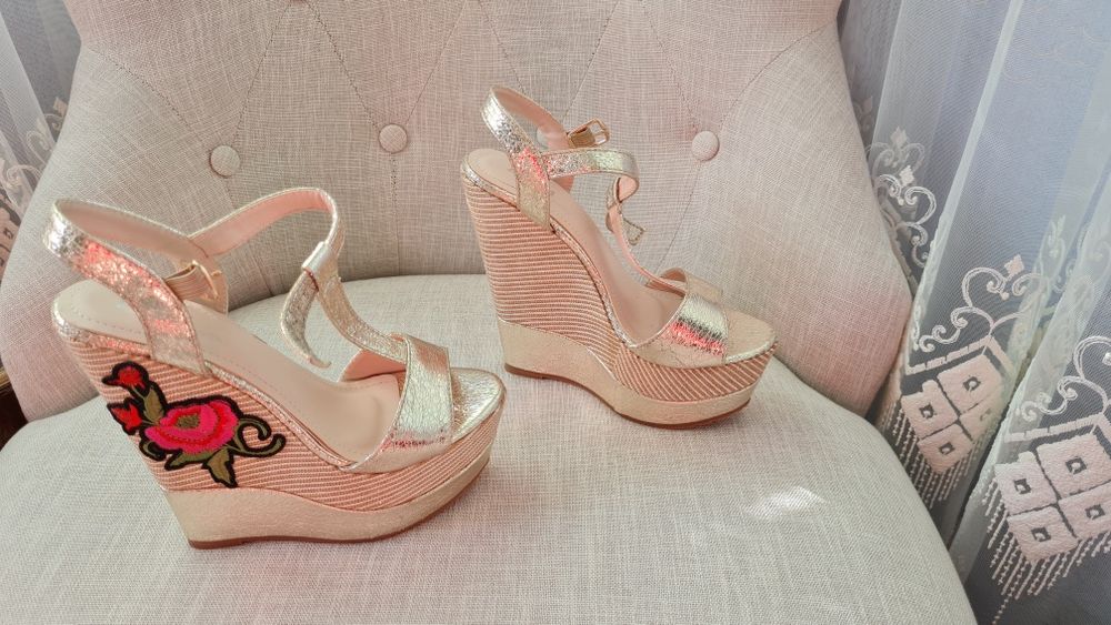 Високи златисти платформи 38 номер