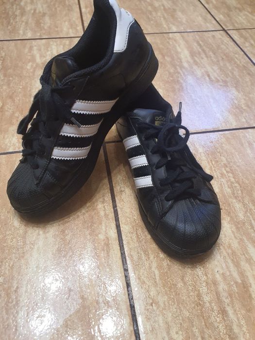 Adidași marca Adidas